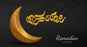 فایل وکتور رمضان کریم زمینه مشکی با فونت و ماه طلایی