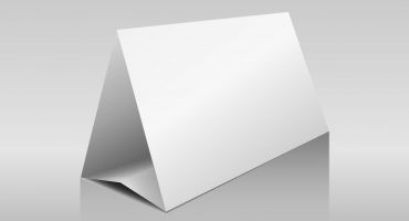 فایل لایه باز موکاپ کاغذ تا خورده به شکل مثلث