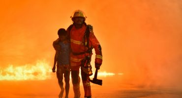 عکس آتش نشان در حال کمک به کودک