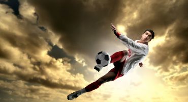 عکس فوتبالیست در حال ضربه به توپ