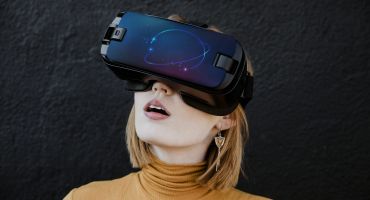 پس زمینه خانم در حال استفاده از عینک واقعیت مجازی Virtual Reality