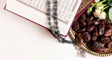 عکس رایگان قرآن همراه با تسبیح و خرما