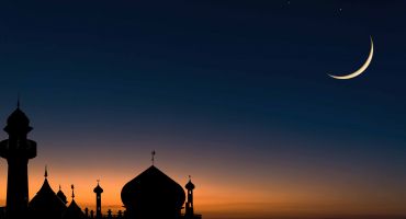 عکس مسجد همراه با هلال ماه