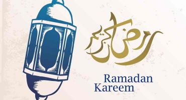 فایل وکتور رمضان کریم با فونت خوشنویسی طلایی همراه با فانوس