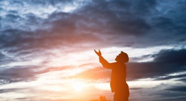 عکس رایگان مرد در حال عبادت با بک گراند آسمان