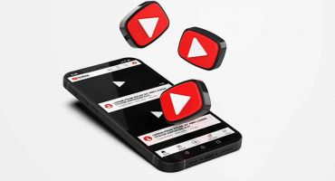 فایل موکاپ فتوشاپ یوتیوب با آیکون 3d روی تلفن همراه